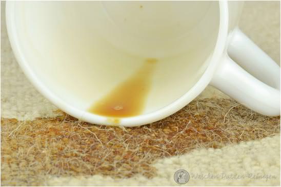 Kaffeeflecken auf Teppich entfernen